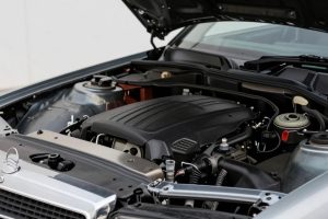 Моторный отсек Mercedes-Benz E W210 с маслозаливной горловиной и щупом
