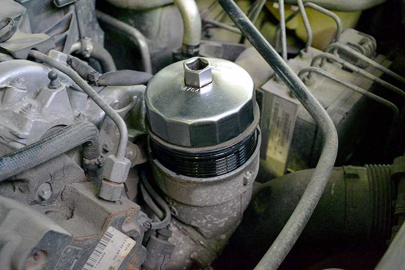 Замена дизельного масла и фильтра mercedes w123 под автомобилем