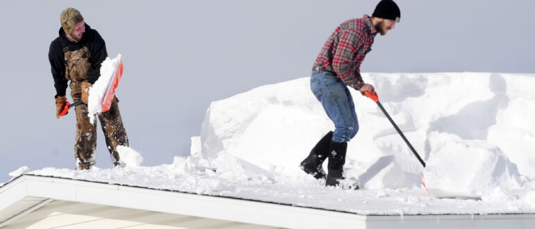 очистка снега с крыш промышленными альпинистами